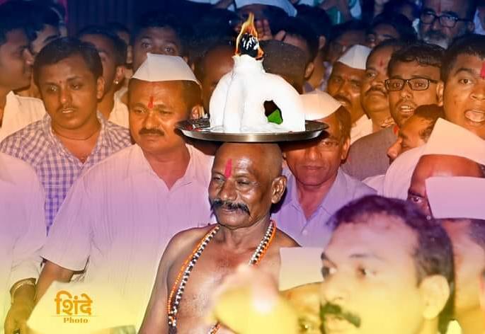'Aarti of the Aarti' Tharara in Tharara taluka, tradition still alive | ‘डोक्यावरील आरती’चा आजरा तालुक्यात थरार, प्रथा अजूनही जिवंत 'Aarti of the Aarti' Tharara in Tharara taluka, tradition still alive | ‘डोक्यावरील आरती’चा आजरा तालुक्यात थरार, प्रथा अजूनही जिवंत