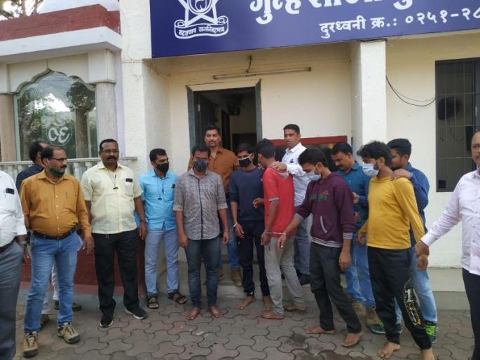 Exposing a gang selling adulterated diesel; 5 people arrested | भेसळयुक्त डिझेल विकणाऱ्या टोळीचा पर्दाफाश; 5 जणांना अटक Exposing a gang selling adulterated diesel; 5 people arrested | भेसळयुक्त डिझेल विकणाऱ्या टोळीचा पर्दाफाश; 5 जणांना अटक