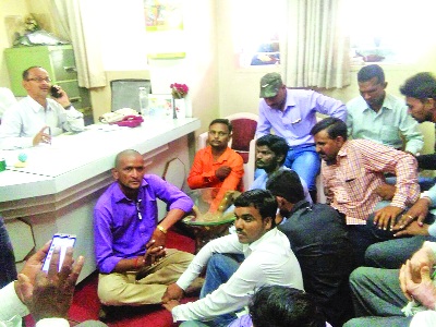 Call for non-cooperation in buying turmeric cases against criminals! | तूर खरेदीत असहकार पुकारल्यास ग्रेडरविरुद्ध गुन्हे दाखल करा! Call for non-cooperation in buying turmeric cases against criminals! | तूर खरेदीत असहकार पुकारल्यास ग्रेडरविरुद्ध गुन्हे दाखल करा!