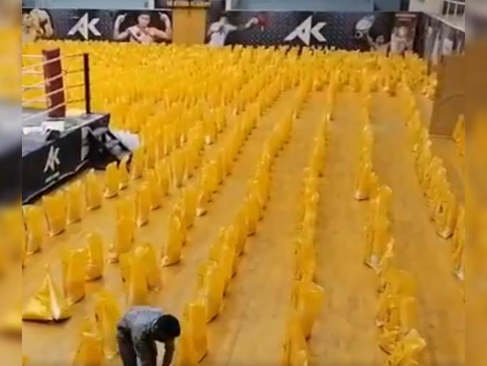 Corona Virus : British Boxer Amir Khan come forword to help pakistani people, provided food svg | Corona Virus : पाकिस्तानच्या मदतीसाठी ब्रिटनचा आमीर खान सरसावला, करतोय धान्याचं वाटप Corona Virus : British Boxer Amir Khan come forword to help pakistani people, provided food svg | Corona Virus : पाकिस्तानच्या मदतीसाठी ब्रिटनचा आमीर खान सरसावला, करतोय धान्याचं वाटप