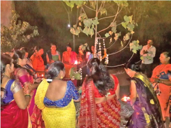 Holi will be celebrated today in rural areas keeping the customs and traditions; Migrant laborers returned to the village | ग्रामीण भागांत प्रथा-परंपरा जपत होळींची आज होणार पूजा; स्थलांतरित मजूर परतले गावाकडे Holi will be celebrated today in rural areas keeping the customs and traditions; Migrant laborers returned to the village | ग्रामीण भागांत प्रथा-परंपरा जपत होळींची आज होणार पूजा; स्थलांतरित मजूर परतले गावाकडे