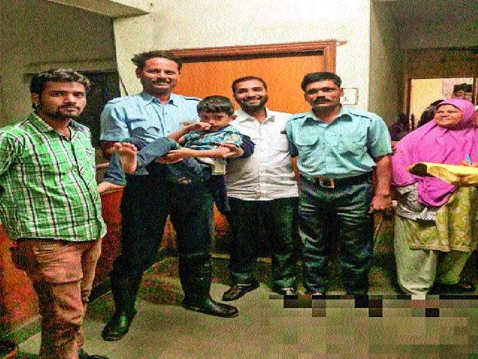 The rescue of the child, the performance of firefighters | मुलाची सुखरूप सुटका, अग्निशामक दलाची कामगिरी The rescue of the child, the performance of firefighters | मुलाची सुखरूप सुटका, अग्निशामक दलाची कामगिरी