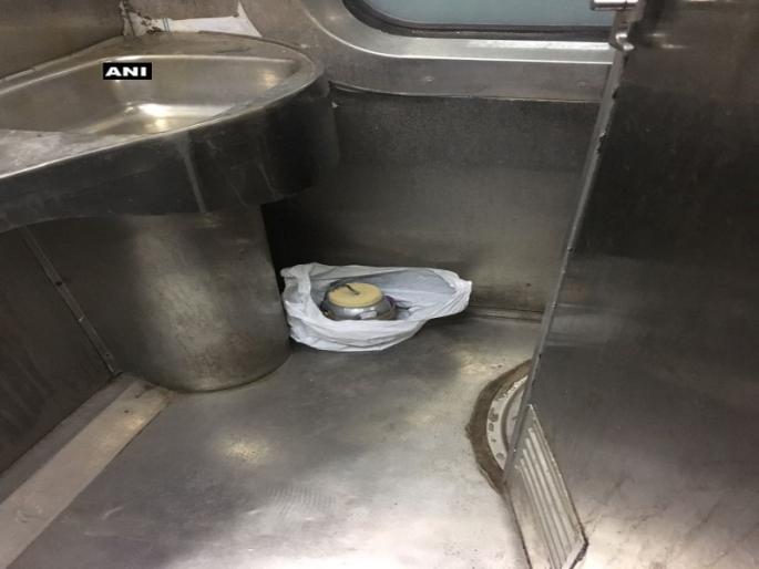 Bombshell objects found in Uttar Pradesh's Akalchat Express | उत्तर प्रदेशात अकालतख्त एक्स्प्रेसमध्ये आढळला बॉम्ब Bombshell objects found in Uttar Pradesh's Akalchat Express | उत्तर प्रदेशात अकालतख्त एक्स्प्रेसमध्ये आढळला बॉम्ब