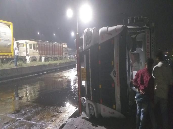 Oil tanker overturns on Mumbra bypass road; Plight of passengers in traffic jam | मुंब्रा बायपास रस्त्यावर ऑईल टँकर पलटी; ३ तास वाहतूक कोंडीत प्रवाशांचे हाल Oil tanker overturns on Mumbra bypass road; Plight of passengers in traffic jam | मुंब्रा बायपास रस्त्यावर ऑईल टँकर पलटी; ३ तास वाहतूक कोंडीत प्रवाशांचे हाल