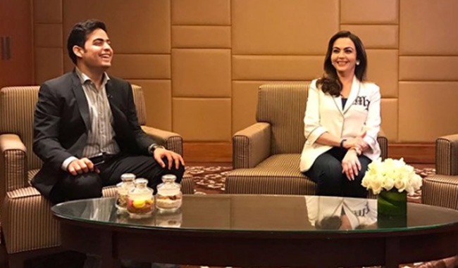 Akash Ambani, son of India's richest man Mukesh Ambani, to get marry Shloka Mehta this year? | आकाश अंबानीचं ठरलं! 'ही' होणार देशातील सर्वात श्रीमंत घराण्याची सून? Akash Ambani, son of India's richest man Mukesh Ambani, to get marry Shloka Mehta this year? | आकाश अंबानीचं ठरलं! 'ही' होणार देशातील सर्वात श्रीमंत घराण्याची सून?