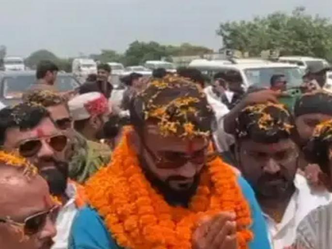 A convoy of hundreds of vehicles, a shower of flowers, a warm welcome at home for Akash Deep, who is touring England. | शेकडो वाहनांचा ताफा, फुलांचा वर्षाव, इंग्लंड दौरा गाजवणाऱ्या आकाश दीपचं घरी जंगी स्वागत