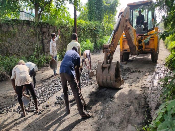 After KDMC Commissioner's warning, pothole filling work started | केडीएमसी आयुक्तांच्या इशाऱ्यानंतर खड्डे भरण्याच्या कामाला सुरुवात After KDMC Commissioner's warning, pothole filling work started | केडीएमसी आयुक्तांच्या इशाऱ्यानंतर खड्डे भरण्याच्या कामाला सुरुवात