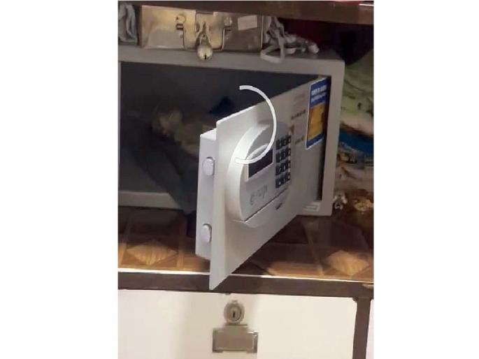 Daring burglary in Maheshnagar's Kashyap Colony of Naagpur, 73 lakh worth of goods stolen | महेशनगरच्या कश्यप कॉलनीत धाडसी घरफोडी; ७३ लाखांचा मुद्देमाल चोरीला Daring burglary in Maheshnagar's Kashyap Colony of Naagpur, 73 lakh worth of goods stolen | महेशनगरच्या कश्यप कॉलनीत धाडसी घरफोडी; ७३ लाखांचा मुद्देमाल चोरीला