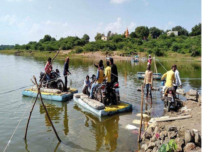 Due to the closure of the road in river basin, the villagers travel through the hitch | नदीपात्रातील कच्चा रस्ता बंद झाल्याने ग्रामस्थांचा होडीतून प्रवास