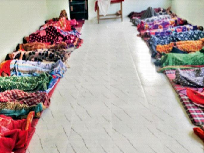Shocking! 43 ladkya bahin were made to sleep on the floor in the cold after surgery | धक्कादायक! शस्त्रक्रियेनंतर ४३ लाडक्या बहीणींना थंडीत जमिनीवर झोपविले