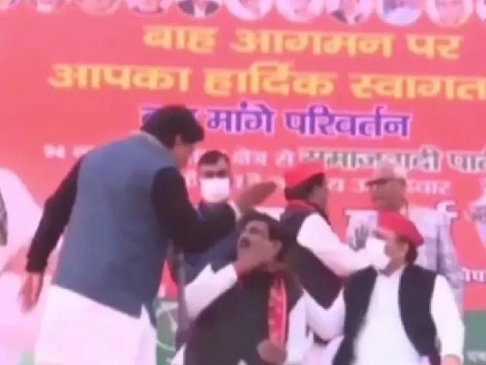 Uttar Pradesh Assembly Election: In front of Akhilesh Yadav, the SP leader raised his hand against the district president | Uttar Pradesh Assembly Election: अखिलेश यादव यांच्यासमोर सपा नेत्याने जिल्हाध्यक्षावर उगारला हात Uttar Pradesh Assembly Election: In front of Akhilesh Yadav, the SP leader raised his hand against the district president | Uttar Pradesh Assembly Election: अखिलेश यादव यांच्यासमोर सपा नेत्याने जिल्हाध्यक्षावर उगारला हात