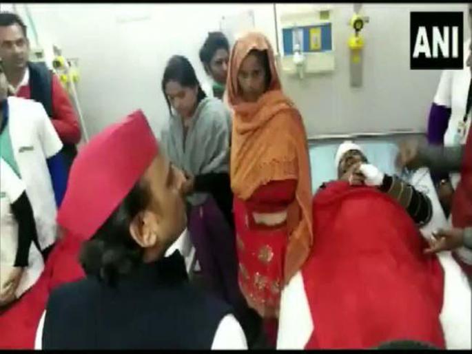 former cm akhilesh yadav angry on doctar says tum bahar bhaag jao | Video - अखिलेश यादव डॉक्टरांना म्हणाले, 'तुम्ही खूप लहान कर्मचारी आहात, येथून बाहेर जा' former cm akhilesh yadav angry on doctar says tum bahar bhaag jao | Video - अखिलेश यादव डॉक्टरांना म्हणाले, 'तुम्ही खूप लहान कर्मचारी आहात, येथून बाहेर जा'