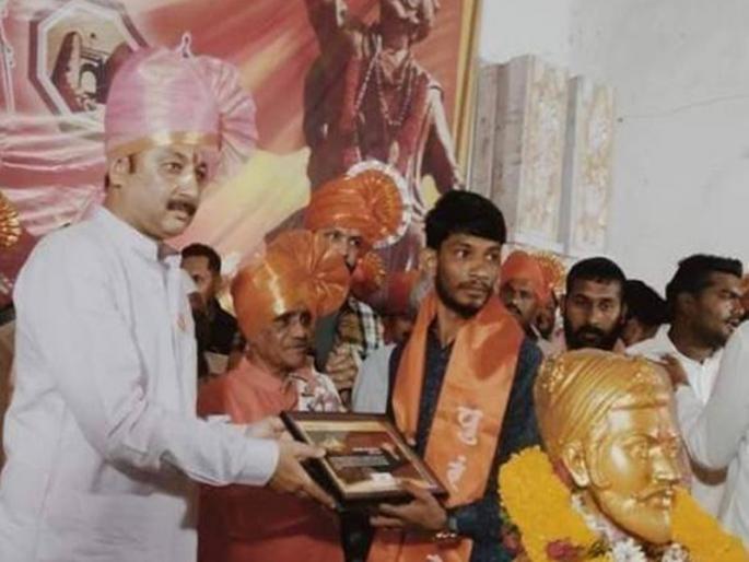 Akshay, don't be afraid, I am behind you, instruct the police of Chhatrapati Sambhaji Raje MMG | 'अक्षय, तू भिऊ नकोस मी तुझ्या पाठिशी', छत्रपती संभाजीराजेंच्या पोलिसांना सूचना Akshay, don't be afraid, I am behind you, instruct the police of Chhatrapati Sambhaji Raje MMG | 'अक्षय, तू भिऊ नकोस मी तुझ्या पाठिशी', छत्रपती संभाजीराजेंच्या पोलिसांना सूचना