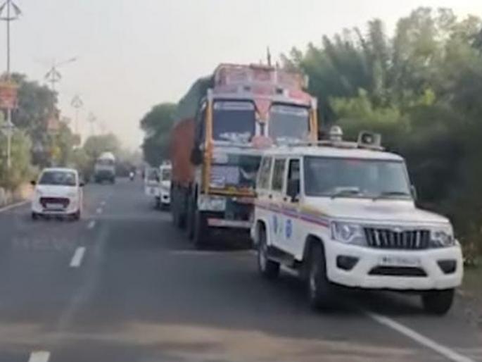 The truck driver, who was transporting illegal sand, tried to ram the truck directly into the assistant police inspector | सीपी स्कॉडमधील सहायक पोलीस निरिक्षकाच्या अंगावर घातला ट्रक; रेती तस्कराने ट्रकसोबत नेले फरफटत The truck driver, who was transporting illegal sand, tried to ram the truck directly into the assistant police inspector | सीपी स्कॉडमधील सहायक पोलीस निरिक्षकाच्या अंगावर घातला ट्रक; रेती तस्कराने ट्रकसोबत नेले फरफटत