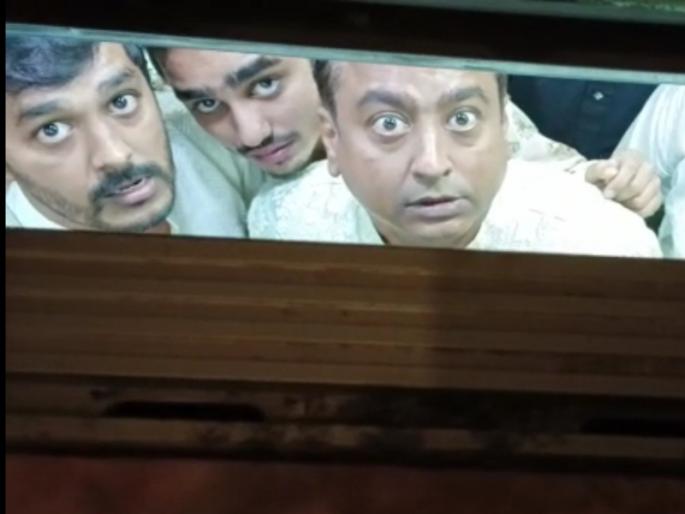 8 people stuck in hotel elevator; It took two and a half hours to pull out in mira bhayander | हॉटेलच्या लिफ्टमध्ये ८ जण अकडले; बाहेर काढण्यासाठी लागले तब्बल अडीच तास  8 people stuck in hotel elevator; It took two and a half hours to pull out in mira bhayander | हॉटेलच्या लिफ्टमध्ये ८ जण अकडले; बाहेर काढण्यासाठी लागले तब्बल अडीच तास