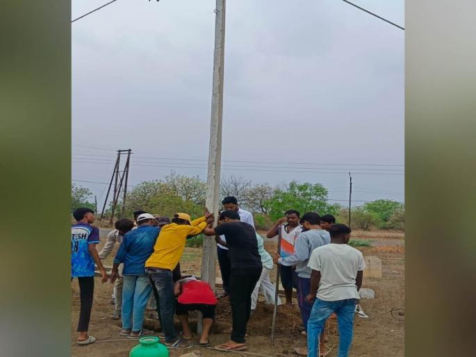 about 222 electricity poles uprooted in akkalkot by storm | अक्कलकोटमध्ये वादळवा-यात विजेचे २२२ खांब जमीनदोस्त about 222 electricity poles uprooted in akkalkot by storm | अक्कलकोटमध्ये वादळवा-यात विजेचे २२२ खांब जमीनदोस्त