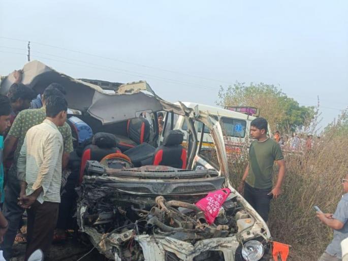 Car and tempo accident near Akkalkot; Four people from Nanded killed | अक्कलकोटजवळ कार अन् टेम्पोचा अपघात; नांदेडचे चार जण ठार Car and tempo accident near Akkalkot; Four people from Nanded killed | अक्कलकोटजवळ कार अन् टेम्पोचा अपघात; नांदेडचे चार जण ठार