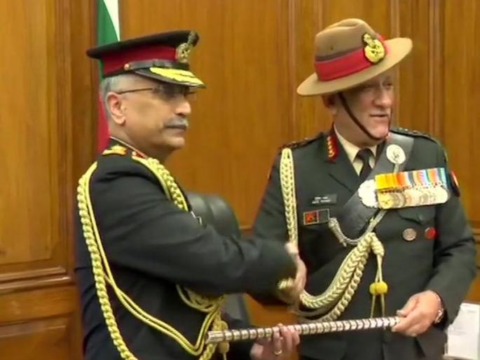 General Manoj Mukund Naravane takes over as the 28th Chief of Army Staff, succeeding General Bipin Rawat | महाराष्ट्राचे पुत्र मनोज नरवणे यांनी लष्करप्रमुखपदाची सूत्रे स्वीकारली General Manoj Mukund Naravane takes over as the 28th Chief of Army Staff, succeeding General Bipin Rawat | महाराष्ट्राचे पुत्र मनोज नरवणे यांनी लष्करप्रमुखपदाची सूत्रे स्वीकारली