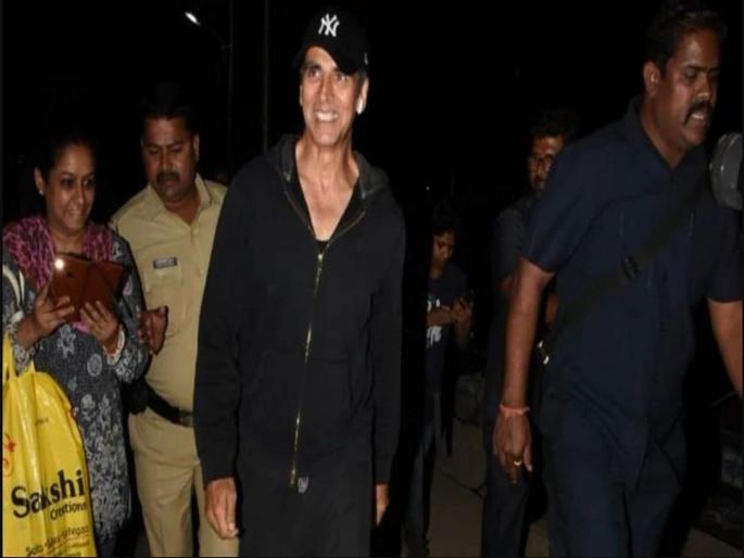 Akshay Kumar's Prank Video Goes viral On Social Media | अक्षय कुमारचा प्रॅन्क व्हिडीओ सोशल मीडियावर व्हायरल, व्हिडीओ पाहून हसून हसून व्हाल लोटपोट Akshay Kumar's Prank Video Goes viral On Social Media | अक्षय कुमारचा प्रॅन्क व्हिडीओ सोशल मीडियावर व्हायरल, व्हिडीओ पाहून हसून हसून व्हाल लोटपोट