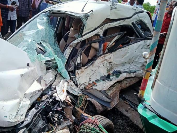 Truck hits car; The boy along with his parents died on the spot | ट्रकची कारला धडक; आई-वडीलासह मुलगा जागीच ठार Truck hits car; The boy along with his parents died on the spot | ट्रकची कारला धडक; आई-वडीलासह मुलगा जागीच ठार