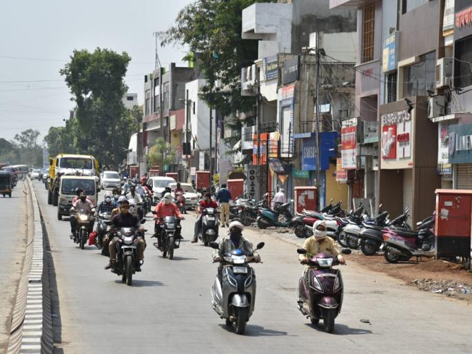 All the shops were closed except for the essentials | जिवनावश्यक वस्तुंची वगळता सर्व दुकाने बंद, जमावबंदीचा मात्र फज्जा All the shops were closed except for the essentials | जिवनावश्यक वस्तुंची वगळता सर्व दुकाने बंद, जमावबंदीचा मात्र फज्जा