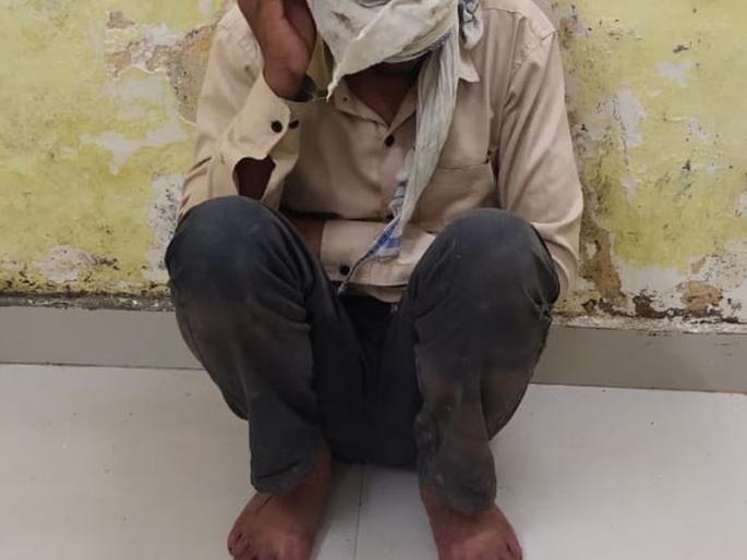 A man arrested with a sharp weapon | धारदार शस्त्र घेउन दहशत पसरविणारा अटकेत A man arrested with a sharp weapon | धारदार शस्त्र घेउन दहशत पसरविणारा अटकेत