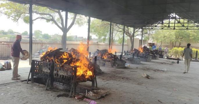 14 cremated in cemetery; officialy only four death | स्मशानभूमीत १४ जणांवर अंत्यसंस्कार; प्रशासनाच्या लेखी चाैघांचा मृत्यू 14 cremated in cemetery; officialy only four death | स्मशानभूमीत १४ जणांवर अंत्यसंस्कार; प्रशासनाच्या लेखी चाैघांचा मृत्यू