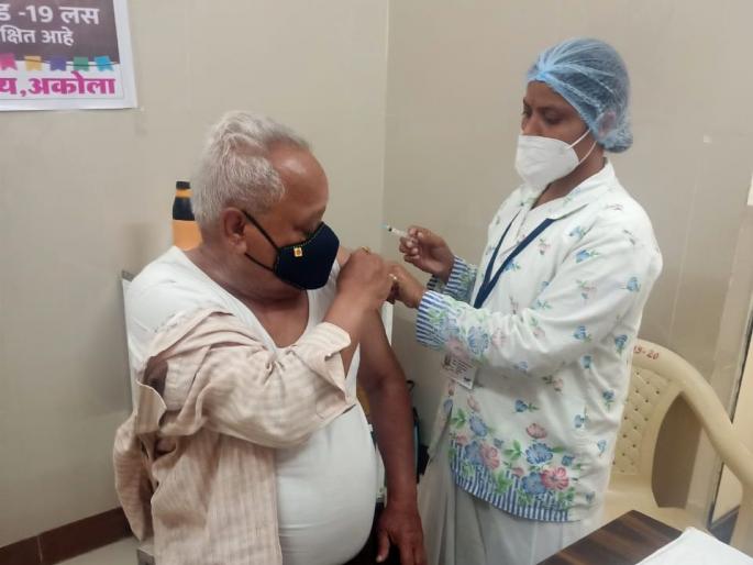 Akola ranks fourth in Corona vaccination | कोविड लसीकरणात अकोला चौथ्या स्थानावर Akola ranks fourth in Corona vaccination | कोविड लसीकरणात अकोला चौथ्या स्थानावर