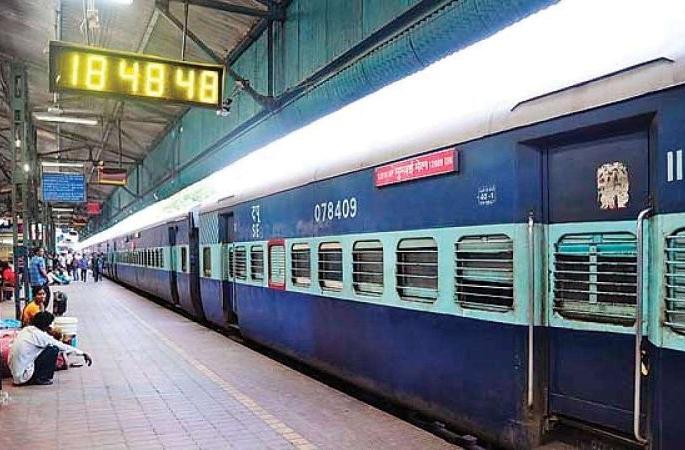 Waiting for Pune, Mumbai; The number of train passengers increased | पुणे, मुंबईसाठी वेटिंग; रेल्वे प्रवाशांची संख्या वाढली