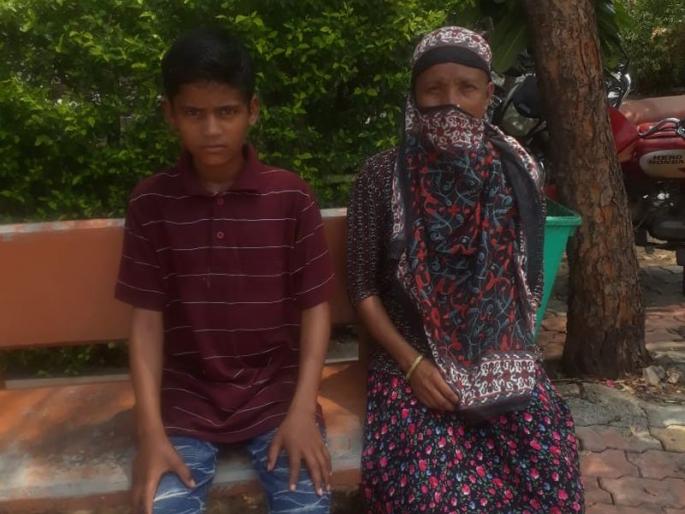 A 12-year-old boy begs for treatment for a cancer-stricken mother | कॅन्सरग्रस्त आईच्या उपचारासाठी १२ वर्षांच्या मुलाची भीक मागून धडपड A 12-year-old boy begs for treatment for a cancer-stricken mother | कॅन्सरग्रस्त आईच्या उपचारासाठी १२ वर्षांच्या मुलाची भीक मागून धडपड