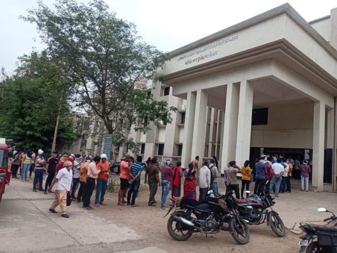 Beneficiaries between the ages of 18 to 45 will be vaccinated at only two centers | १८ ते ४५ वयोगटातील लाभार्थींचे लसीकरण होणार केवळ दोनच केंद्रांवर Beneficiaries between the ages of 18 to 45 will be vaccinated at only two centers | १८ ते ४५ वयोगटातील लाभार्थींचे लसीकरण होणार केवळ दोनच केंद्रांवर