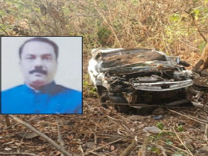 Car falls into valley at Kumbharli Ghat on Karad-Chiplun road Akluj Deputy Tehsildar seriously injured | रत्नागिरी: कुंभार्ली घाटात कार दरीत कोसळली, अकलूजचे नायब तहसीलदार गंभीर जखमी  Car falls into valley at Kumbharli Ghat on Karad-Chiplun road Akluj Deputy Tehsildar seriously injured | रत्नागिरी: कुंभार्ली घाटात कार दरीत कोसळली, अकलूजचे नायब तहसीलदार गंभीर जखमी