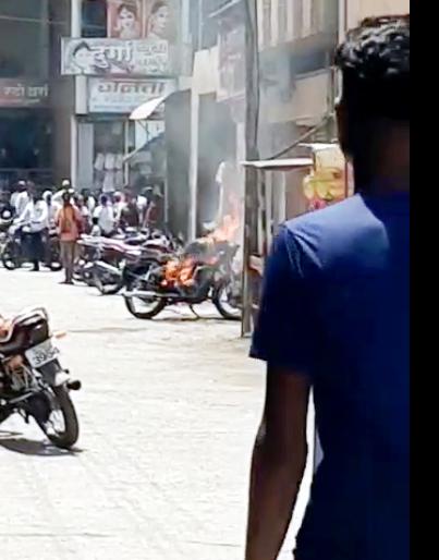 Bullets fired in Akluj market; The rising sun caused a rush | अकलूजच्या बाजारात बुलेट पेटली; वाढत्या उन्हामुळे धावपळ उडाली