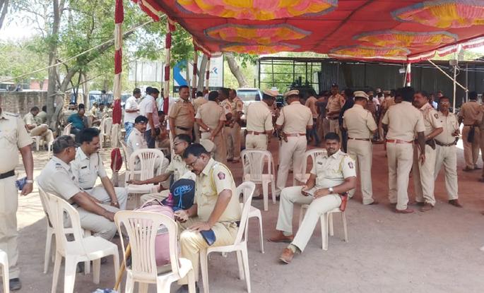 Three thousand police officers from nine districts were admitted in Akluj | नऊ जिल्ह्यांमधील तीन हजार पोलीस अकलूजमध्ये दाखल