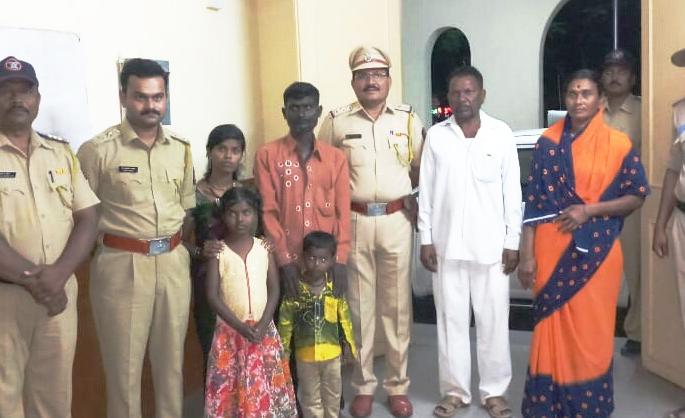 The honesty of the couple in Akaluz also deepened the state police | अकलूजमधील त्या दांपत्याच्या प्रामाणिकपणामुळे परप्रांतीय पोलीसही गहिवरले The honesty of the couple in Akaluz also deepened the state police | अकलूजमधील त्या दांपत्याच्या प्रामाणिकपणामुळे परप्रांतीय पोलीसही गहिवरले