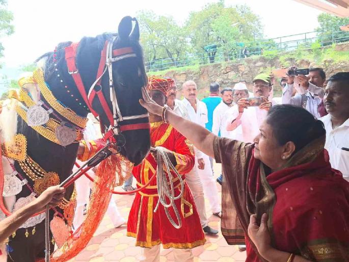 Balraj Ashva of Mohite-Patal leaves for Ashwa Dehu for Pandharpur | पंढरपुरातील आषाढी वारीसाठी मोहिते -पाटलांचा बलराज अश्व देहुकडे रवाना Balraj Ashva of Mohite-Patal leaves for Ashwa Dehu for Pandharpur | पंढरपुरातील आषाढी वारीसाठी मोहिते -पाटलांचा बलराज अश्व देहुकडे रवाना