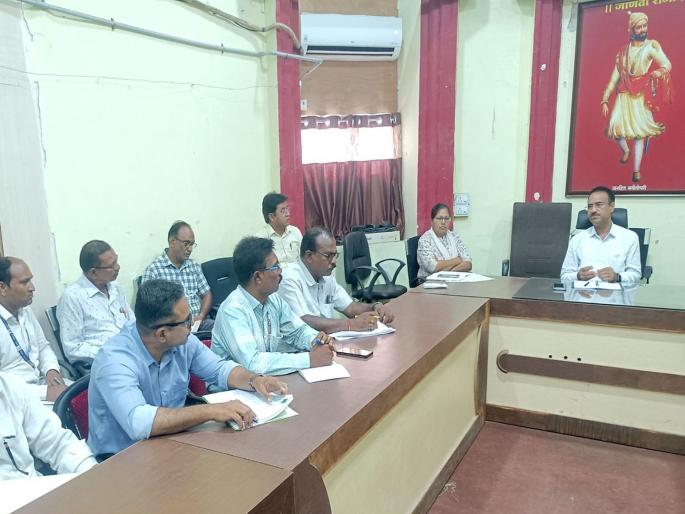 As the city is not being cleaned, the municipal commissioner roughed up the officials Immediate suspension if piles of garbage are found | शहराची स्वच्छता होत नसल्याने, महापालिका आयुक्तांकडून अधिकाऱ्यांची खरडपट्टी! कचऱ्याचे ढीग दिसले तर थेट निलंबन As the city is not being cleaned, the municipal commissioner roughed up the officials Immediate suspension if piles of garbage are found | शहराची स्वच्छता होत नसल्याने, महापालिका आयुक्तांकडून अधिकाऱ्यांची खरडपट्टी! कचऱ्याचे ढीग दिसले तर थेट निलंबन
