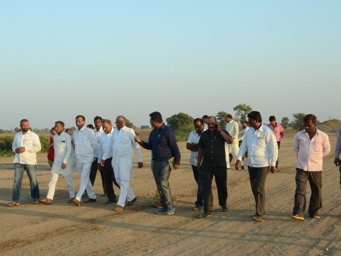 MPs inspect Akola-Khandwa railroad gauge conversion work | खासदारांनी केली अकोला-खांडवा लोहमार्ग गेज परिवर्तन कामाची पाहणी MPs inspect Akola-Khandwa railroad gauge conversion work | खासदारांनी केली अकोला-खांडवा लोहमार्ग गेज परिवर्तन कामाची पाहणी