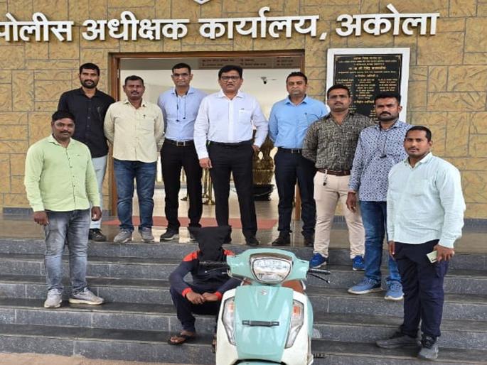 Akola: Criminal who looted a bag worth Rs 4 lakhs was put in shackles  | Akola: चार लाखांची बॅग लंपास करणाऱ्या गुन्हेगारास ठाेकल्या बेड्या  Akola: Criminal who looted a bag worth Rs 4 lakhs was put in shackles  | Akola: चार लाखांची बॅग लंपास करणाऱ्या गुन्हेगारास ठाेकल्या बेड्या