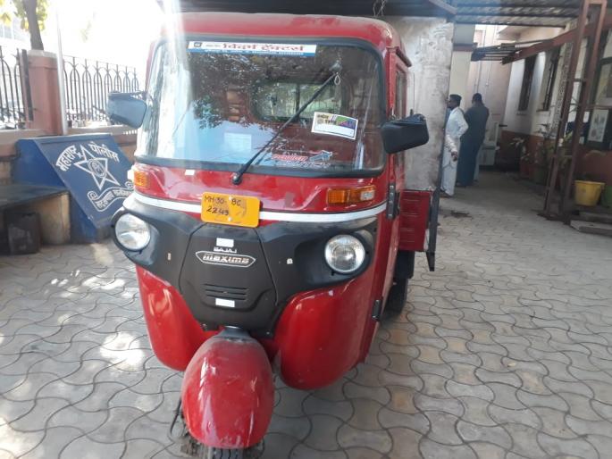 autorickshaw turned over; toddler died in accident | खड्ड्यामुळे उलटलेल्या आॅटोरिक्षाखाली दबल्याने चिमुकल्याचा मृत्यू autorickshaw turned over; toddler died in accident | खड्ड्यामुळे उलटलेल्या आॅटोरिक्षाखाली दबल्याने चिमुकल्याचा मृत्यू