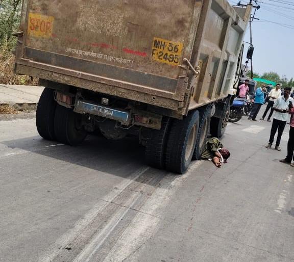 Two killed on the spot in a horrific accident involving a truck and two-wheeler | ट्रक दुचाकीच्या भीषण अपघातात दाेघे जागीच ठार Two killed on the spot in a horrific accident involving a truck and two-wheeler | ट्रक दुचाकीच्या भीषण अपघातात दाेघे जागीच ठार