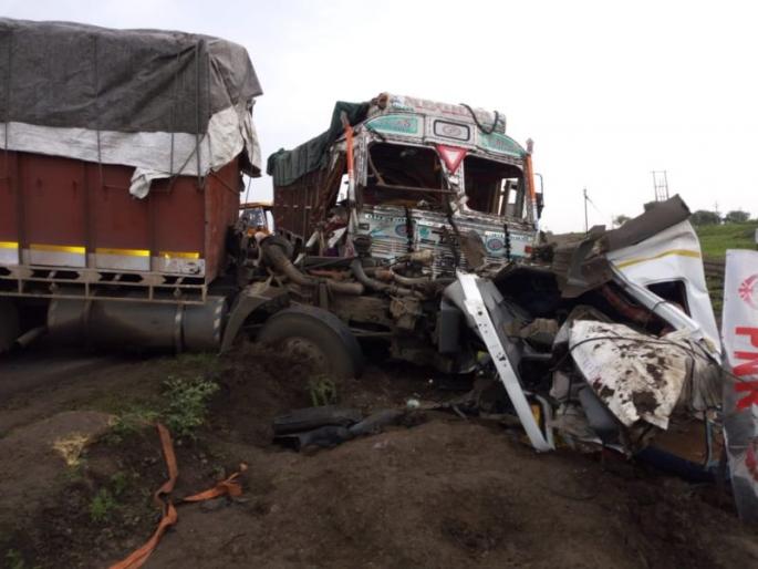 two trucks meet with accident two drivers injured | ट्रकची समोरासमोर धडक; दोन जण गंभीर जखमी two trucks meet with accident two drivers injured | ट्रकची समोरासमोर धडक; दोन जण गंभीर जखमी