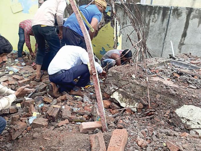 Laborer dies after house slab collapses | घराचा स्लॅब कोसळल्याने मजुराचा मृत्यू Laborer dies after house slab collapses | घराचा स्लॅब कोसळल्याने मजुराचा मृत्यू