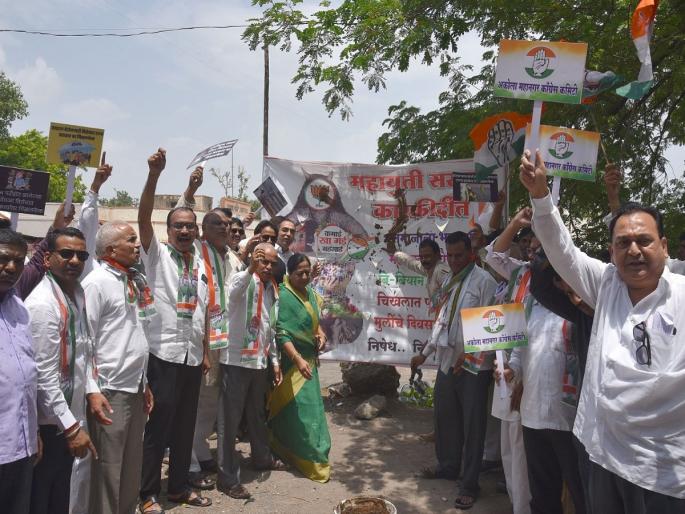 "Fate of lakhs of students put at risk by government"; agitation in Akola by Congress | "लाखो विद्यार्थ्यांचे भवितव्य सरकारने धोक्यात आणले"; काँग्रेसच्यावतीने चिकलफेक आंदोलन "Fate of lakhs of students put at risk by government"; agitation in Akola by Congress | "लाखो विद्यार्थ्यांचे भवितव्य सरकारने धोक्यात आणले"; काँग्रेसच्यावतीने चिकलफेक आंदोलन