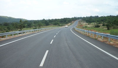 'IL & FS' in financial crisis; Highway work stopped | 'आयएल अॅण्ड 'एफएस' आर्थिक संकटात; महामार्ग चौपदरीकरण ठप्प 'IL & FS' in financial crisis; Highway work stopped | 'आयएल अॅण्ड 'एफएस' आर्थिक संकटात; महामार्ग चौपदरीकरण ठप्प