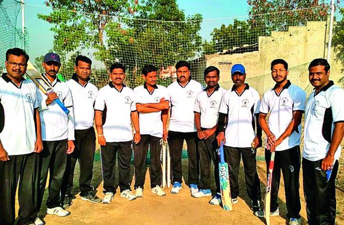 Akola advocates leave for state level cricket tournament | अकोला वकील संघ राज्यस्तरीय क्रिकेट स्पर्धेकरिता रवाना Akola advocates leave for state level cricket tournament | अकोला वकील संघ राज्यस्तरीय क्रिकेट स्पर्धेकरिता रवाना