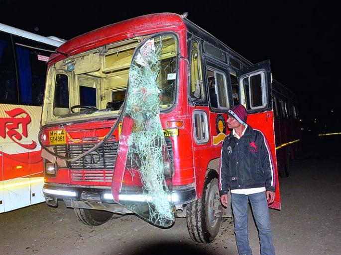 District of Karegaon Bhima collapses: A bus accident in Akola, Akot and Blacksmith | कोरेगाव भीमा घटनेचे जिल्हय़ात पडसाद : अकोला, अकोट, लोहार्यात बसची तोडफोड District of Karegaon Bhima collapses: A bus accident in Akola, Akot and Blacksmith | कोरेगाव भीमा घटनेचे जिल्हय़ात पडसाद : अकोला, अकोट, लोहार्यात बसची तोडफोड