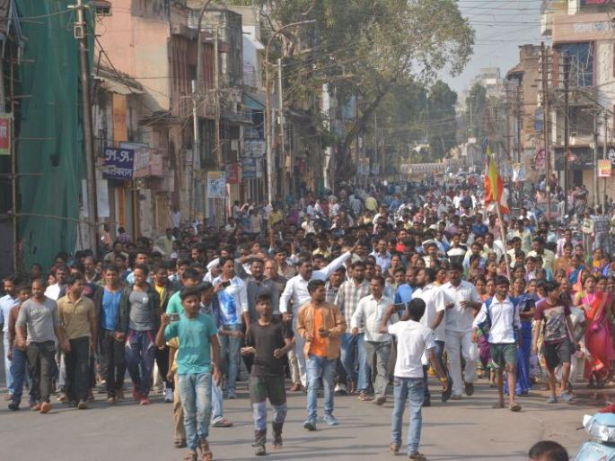 Akolatan cracked off: stone pelting, breaks, and shouting! | अकोल्यात कडकडीत बंद : दगडफेक, तोडफोड, अन् घोषणाबाजी! Akolatan cracked off: stone pelting, breaks, and shouting! | अकोल्यात कडकडीत बंद : दगडफेक, तोडफोड, अन् घोषणाबाजी!