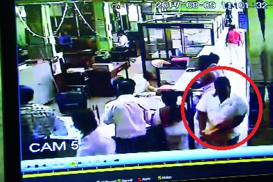 Maharashtra Bank gets Rs 5 lakh cash from Gandhi Road! | गांधी रोडवरील महाराष्ट्र बँकेतून पाच लाखांची रोकड पळविली! Maharashtra Bank gets Rs 5 lakh cash from Gandhi Road! | गांधी रोडवरील महाराष्ट्र बँकेतून पाच लाखांची रोकड पळविली!