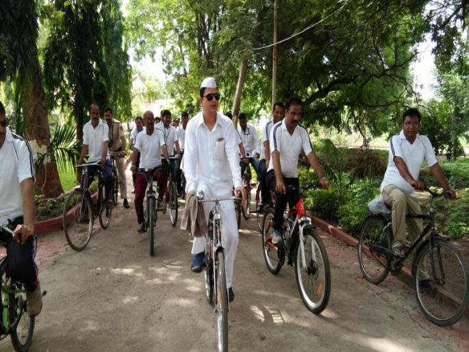 Akola district collector has gone on a bicycle for seven years | अकोला जिल्हाधिकाऱ्यांनी सायकलवर जाऊन केलं सातबाराचं वाटप Akola district collector has gone on a bicycle for seven years | अकोला जिल्हाधिकाऱ्यांनी सायकलवर जाऊन केलं सातबाराचं वाटप
